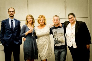 Laureaci IV edycji konkursu Literacki Debiut Roku wraz z Ewą Kasprzyk oraz Krzysztofem Szymańskim - Dyrektorem Zarządzającym wydawnictwa Novae Res