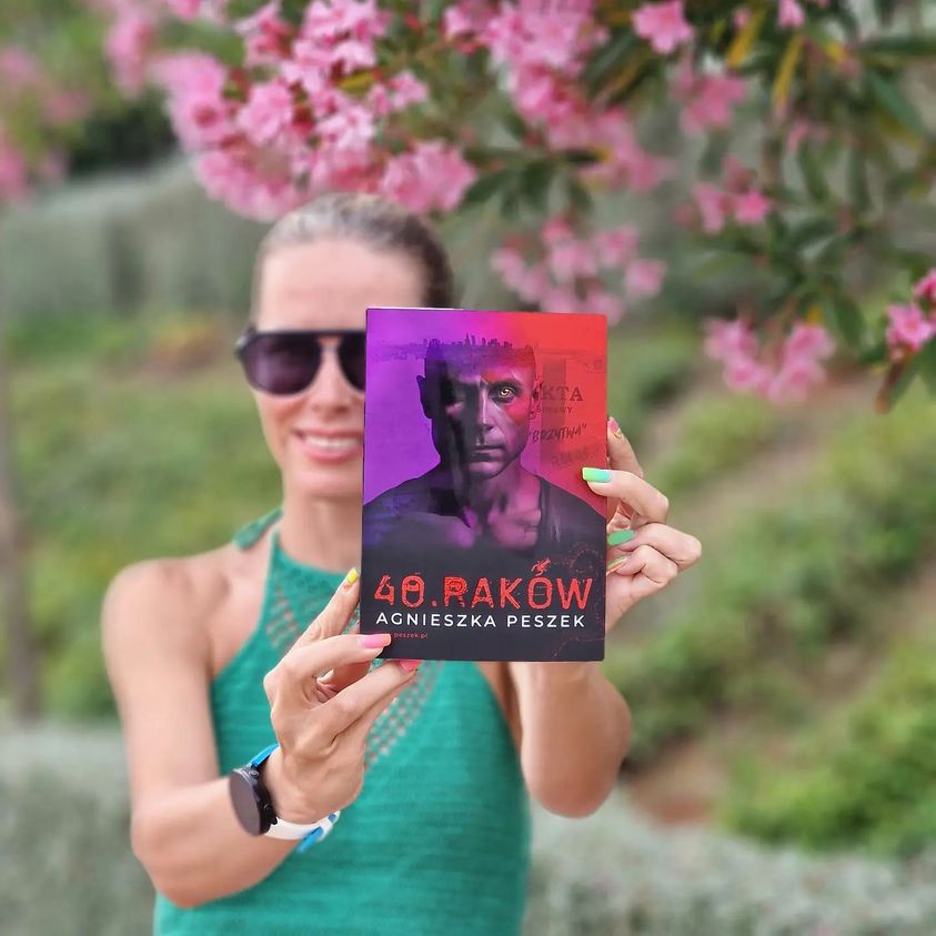 Autorka Agnieszka Peszek trzyma swoją książkę "40. Raków".